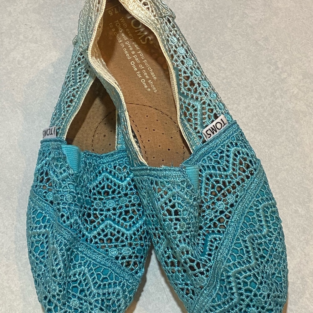 Toms slip on flats size 7 1/2 W.